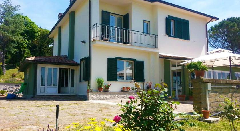 a large white house with a large window, Bed and Breakfast Romantica Evasione in Sutri