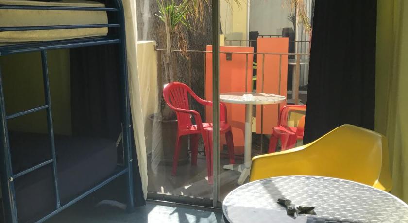 a room with a table, chairs and a window, Banana Bungalow West Hollywood Hotel & Hostel in Los Angeles (CA)