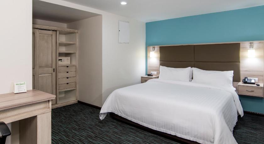 a hotel room with a bed and a dresser, Holiday Inn & Suites Mexico Zona Reforma in Mexico City