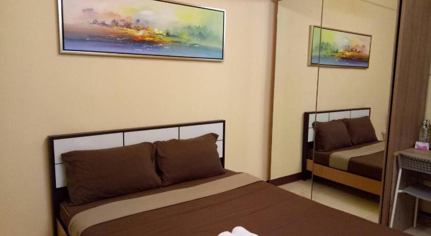 a hotel room with two beds and two lamps, Navavilla Serviced Apartment in Pathum Thani