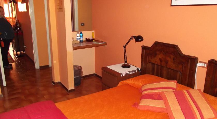 Orange House — Hotel in Varenna