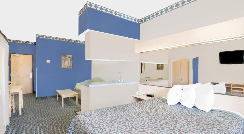 Days Inn Suites By Wyndham Hutchinson Hutchinson Ks Room