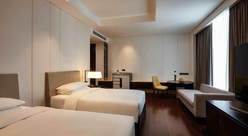 Image of 2 Twin Beds With Club Access 1