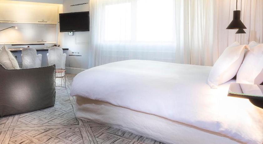 Image of Junior Suite Couture 1