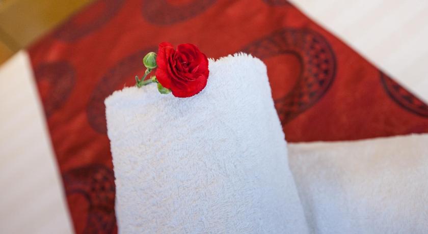 a red rose sitting on top of a white napkin, Ailen Garden 2 Hotel in Ho Chi Minh City