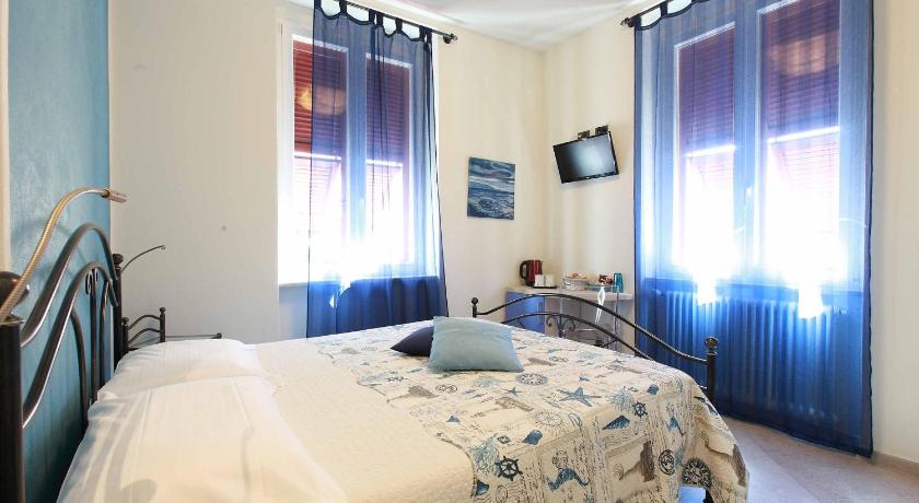 Фото: Стандартный двухместный номер с 1 кроватью (Standard Double Room) 0