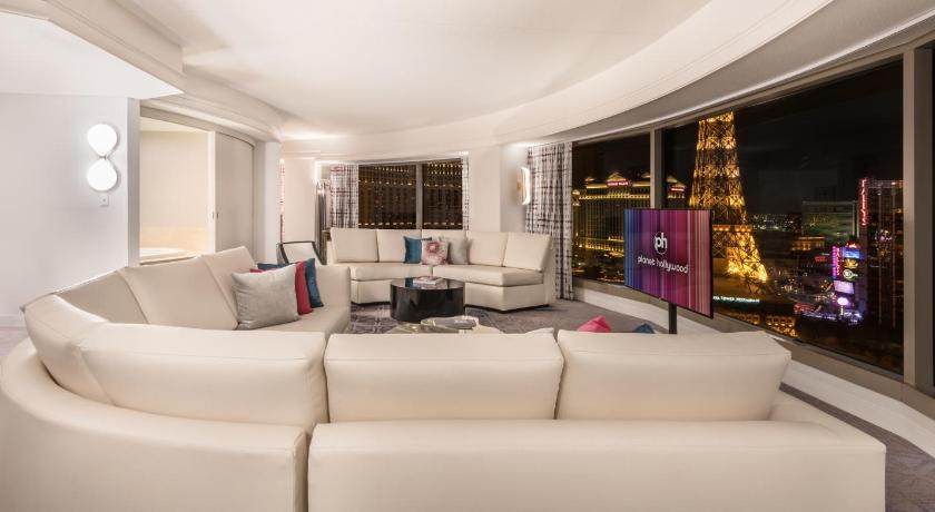 Image of Ultra Panorama Suite 2 Queen Strip View 3
