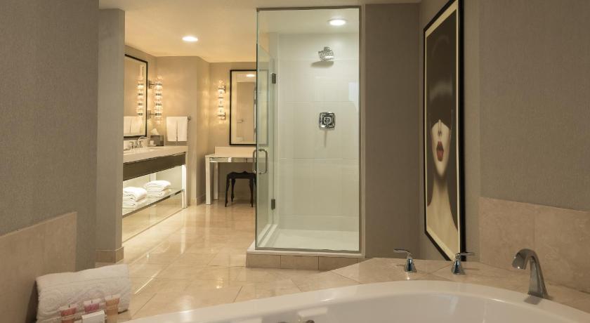 Image of Ultra Panorama Suite 2 Queen Strip View 2