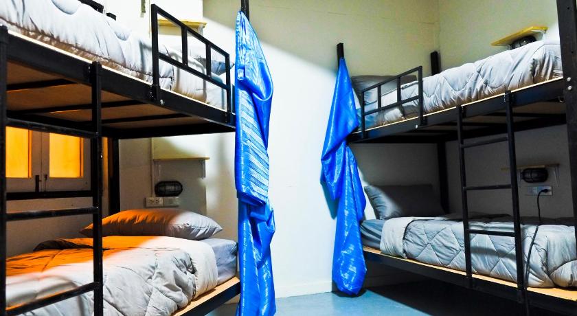 รูปของห้องพักรวมชายหญิงแบบ 6 เตียง (6-Bed Mixed Dormitory Room) 3