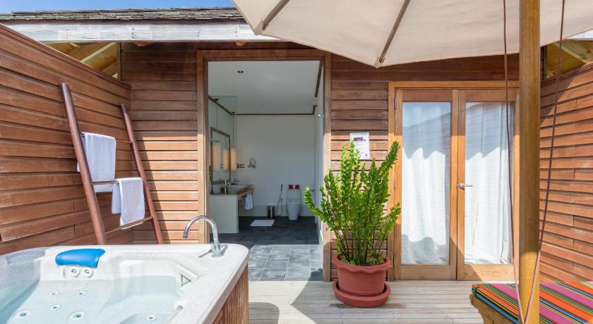 Image of Jacuzzi Water Villa 11