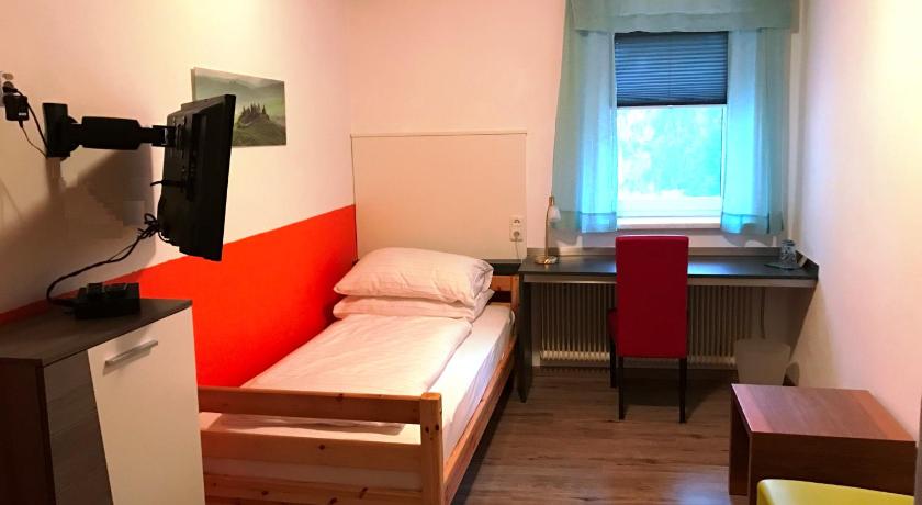 30 PS, bis 7 Personen) mieten. Zwischen dem Kraftwerk Jochenstein und dem Kraftwerk Aschach erwarten Sie auf einer Flusslnge von ca. 35 km zahlreiche Zillenfahrt auf der Donau in Obersterreich - Hotel