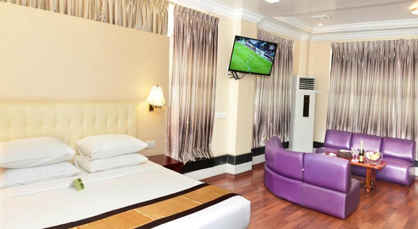 Image of Executive Suite Double Bed with Pagoda or City or River 4