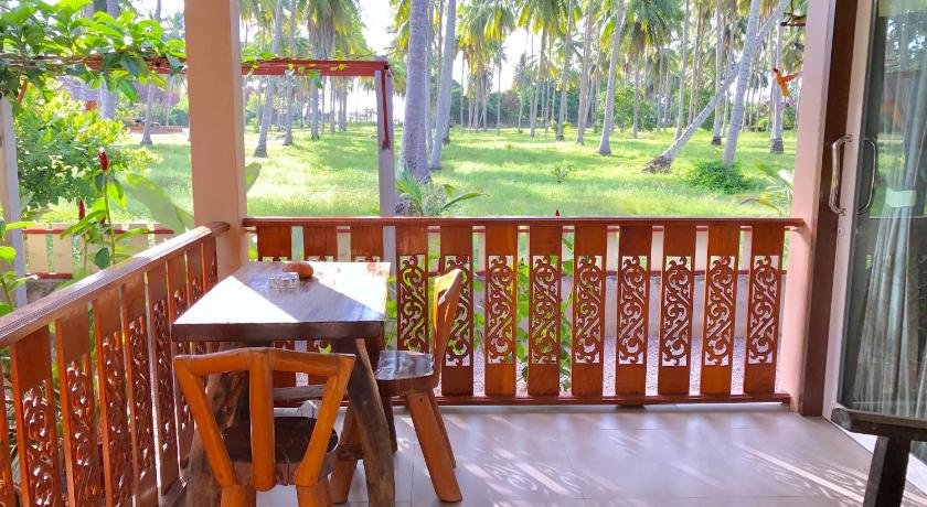 a patio area with a table and chairs, Garden Home Seaview in Prachuap Khiri Khan