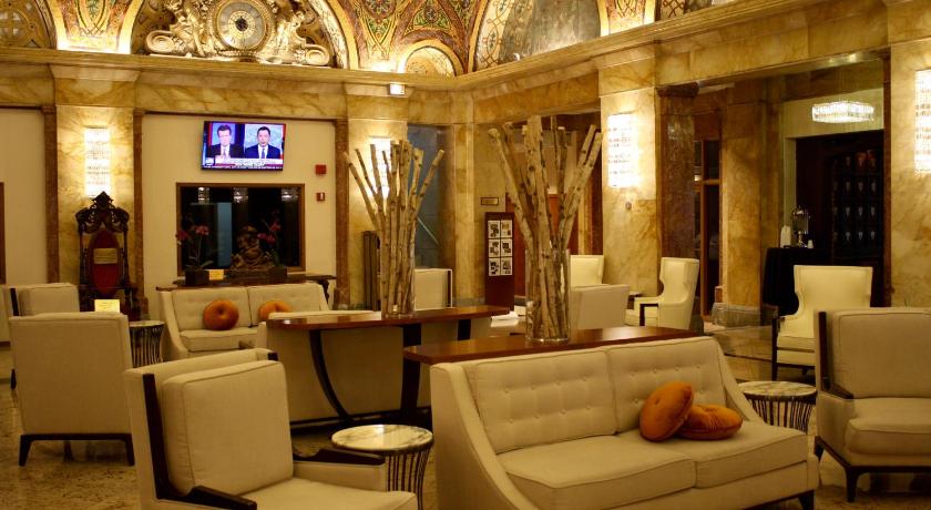 a living room filled with couches and chairs, Congress Plaza Hotel in Chicago (IL)