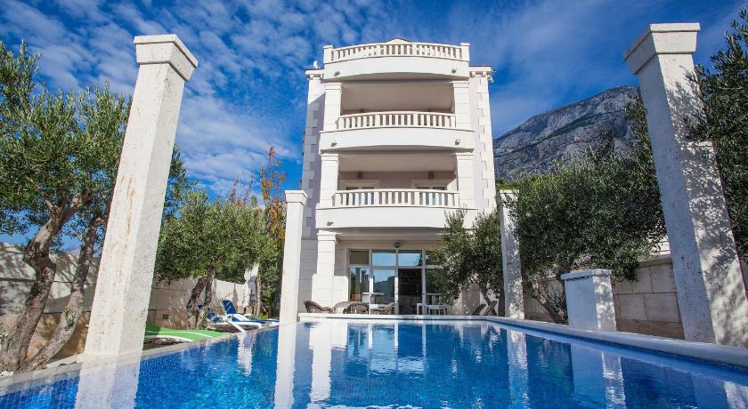 Villa Luce mit Pool — Hotel in Makarska
