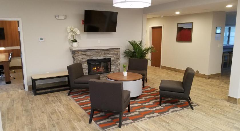 a living room filled with furniture and a fire place, Microtel Inn & Suites by Wyndham Niagara Falls in Niagara Falls (NY)