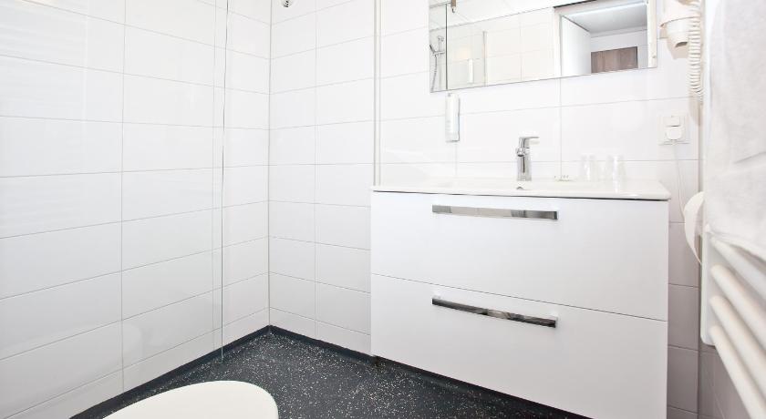 a white bathroom with a white toilet and sink, Hotel Waanders in Staphorst