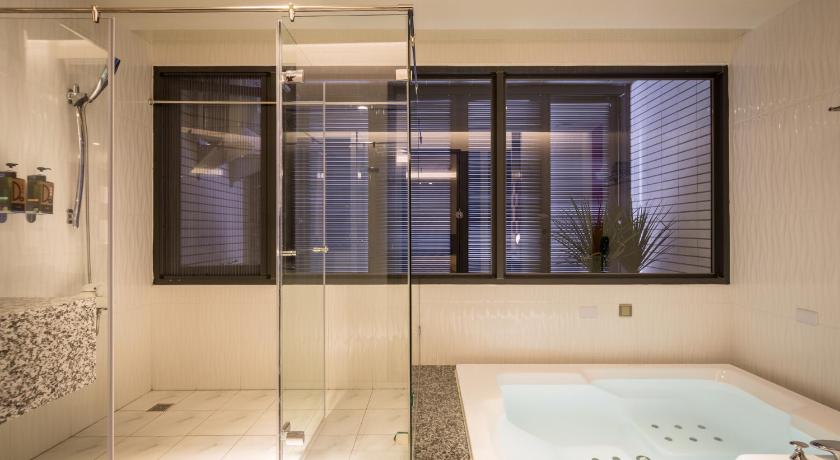 Image of Deluxe Double Room with Garage 2