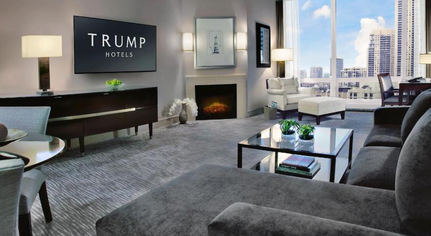 Image of Deluxe King Suite City View 7
