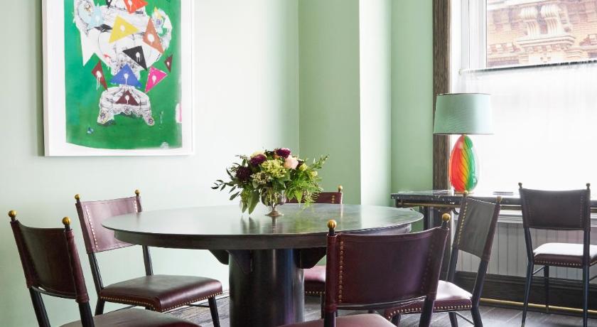 Image of Deluxe Corner Suite 7