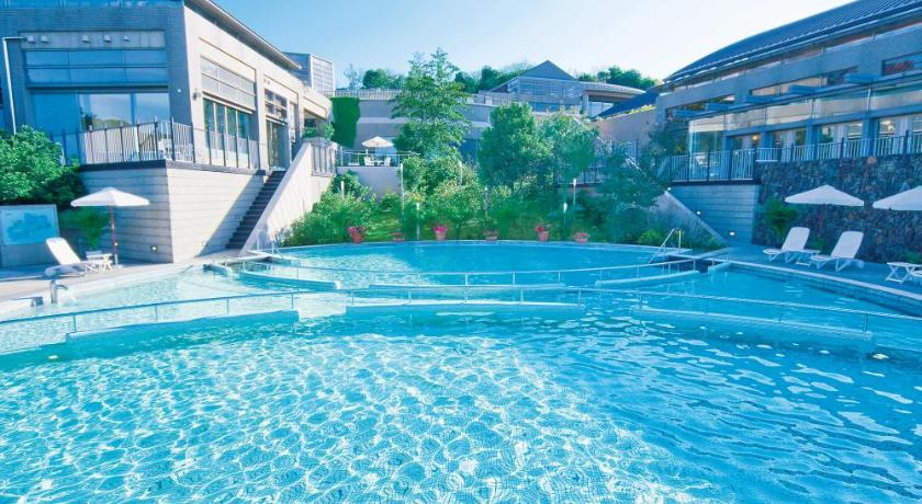 a large swimming pool with a blue sky, Miyako Resort Okushima Aqua Forest in Shima