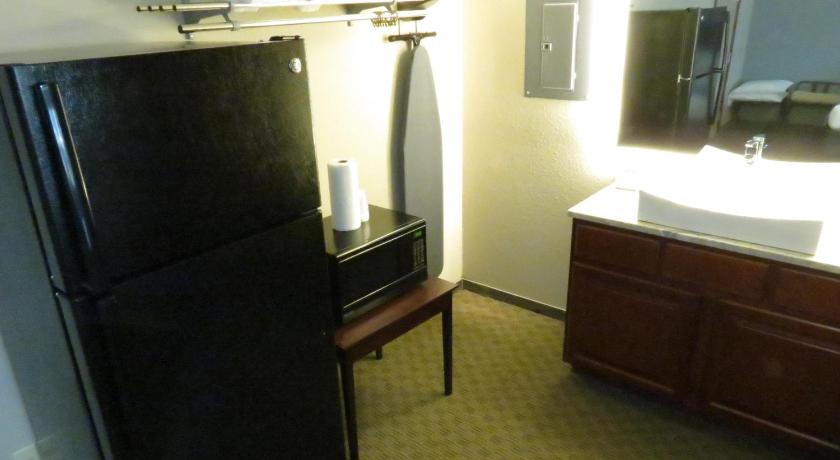Edgewater Hotel and Suites photo