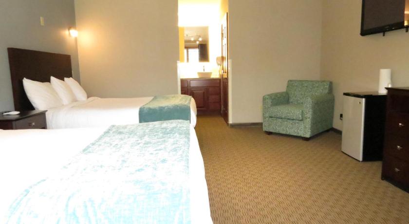Edgewater Hotel and Suites photo