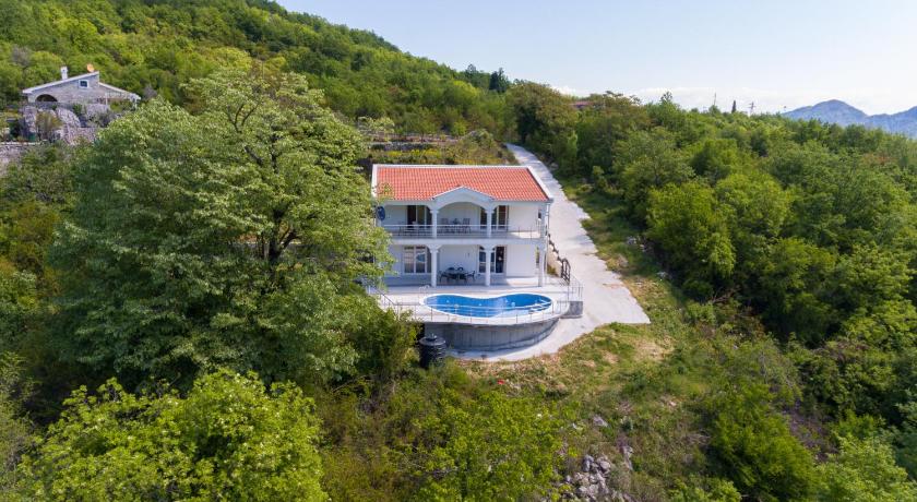Whitehouse Villa — Hotel in Sotonići