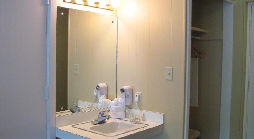 Image of River View Queen Guestroom 10