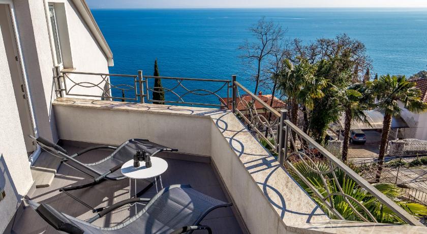 Luxury penthouse Prestige near the sea photo