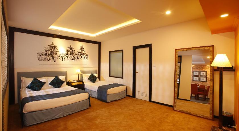Image of Suite Family Room 6