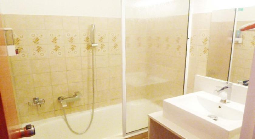 รูปของห้องพักราคาประหยัด เตียงใหญ่ (Budget Double Room) 2
