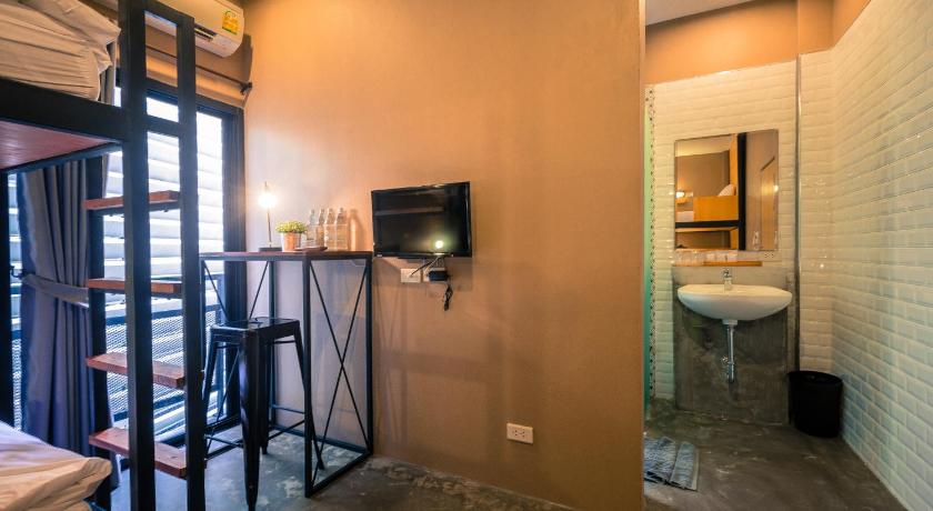 Image of Quadruple Room with Private Bathroom 8