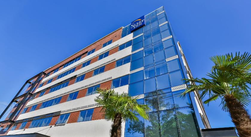 a large building with a clock on the top of it, Sleep Inn Guarulhos in Guarulhos