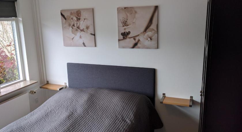 Image of Small Double Room with Shared Bathroom 3