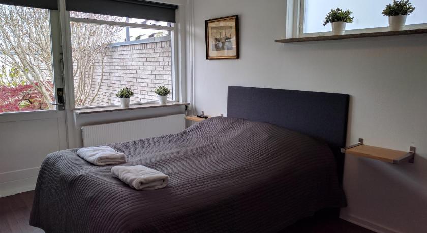 Image of Small Double Room with Shared Bathroom 2