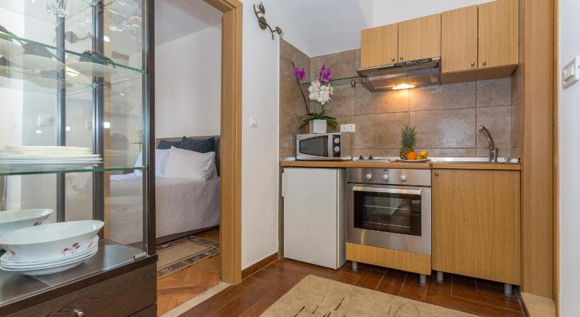 Apartment and Rooms Stay