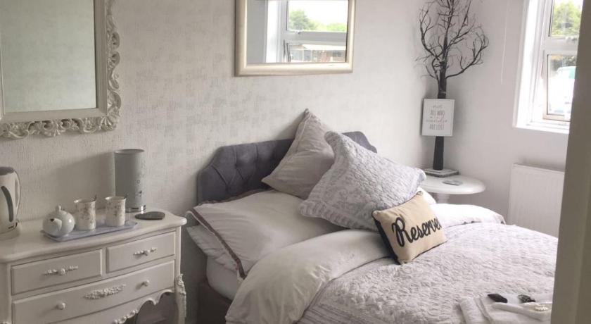 Southend Airport Bed &amp; Breakfast — Hotel in Rochford
