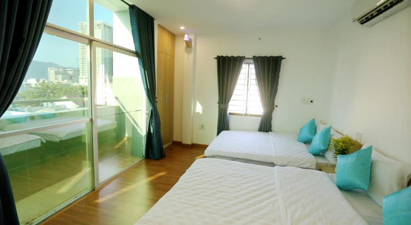 a bedroom with a bed and a window, DaNa Home Hotel in Da Nang