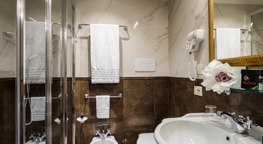 Image of Deluxe Double Room with Balcony 2