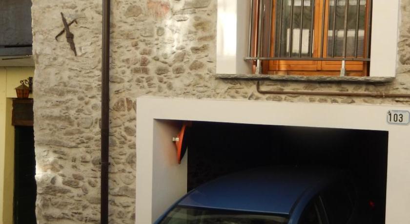 a blue car parked in front of a building, La casa del ciodo in Colico