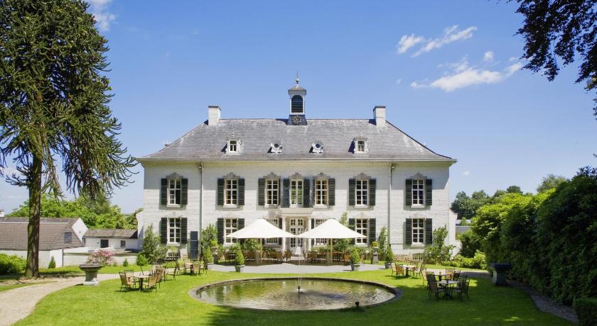 a large white house with a large garden, Bilderberg Kasteel Vaalsbroek in Vaals