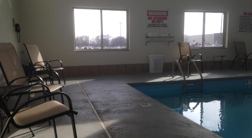The Edgewood Hotel and Suites photo