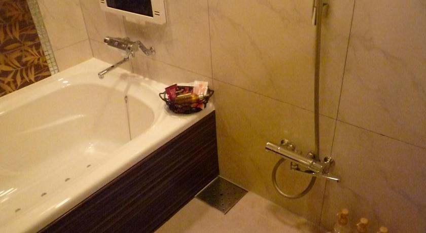 a bathroom with a sink, toilet and bathtub, Hotel Lei in Funabashi