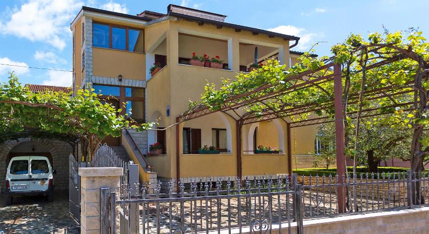 Apartment Korelic Green Garden — Hotel in Porec