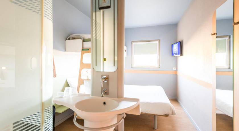 ibis budget Amberieu en Bugey/Chateau Gaillard A42 photo