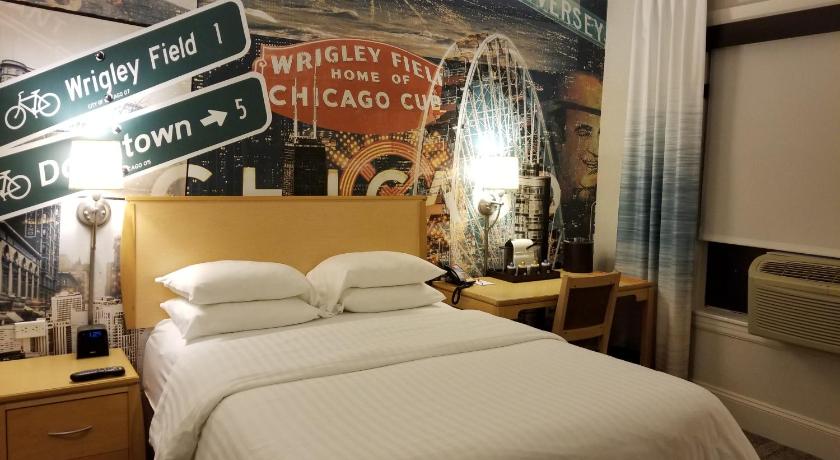 Hotel Versey Days Inn by Wyndham Chicago photo