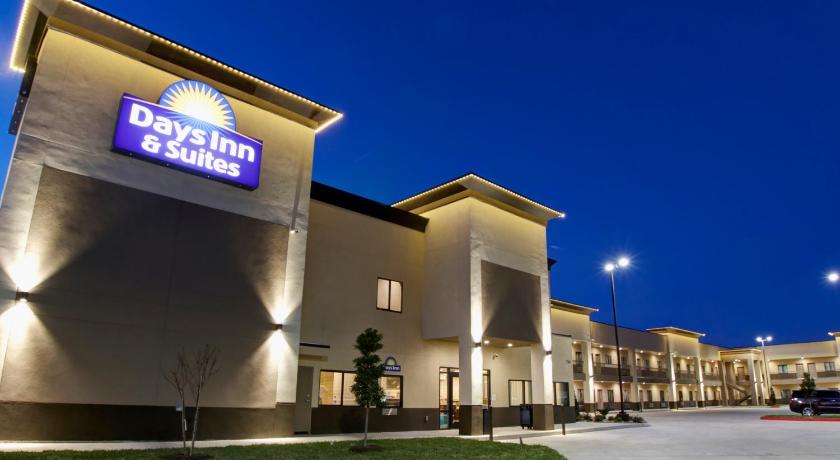 Days Inn & Suites by Wyndham Port Arthur