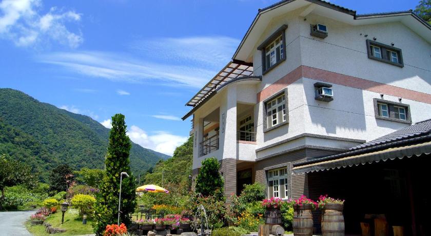 Left Bank BnB — Hotel in Yilan