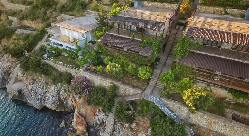 Seaside Duplex Stone Villa — Hotel in Qeparo